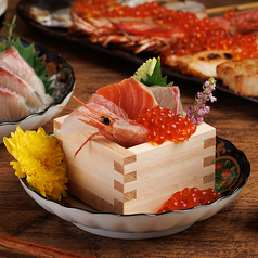その日の鮮魚を升いっぱいに。華やかな当店名物メニュー