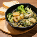 料理メニュー写真&nbsp;牡蠣と海老のアヒージョ
