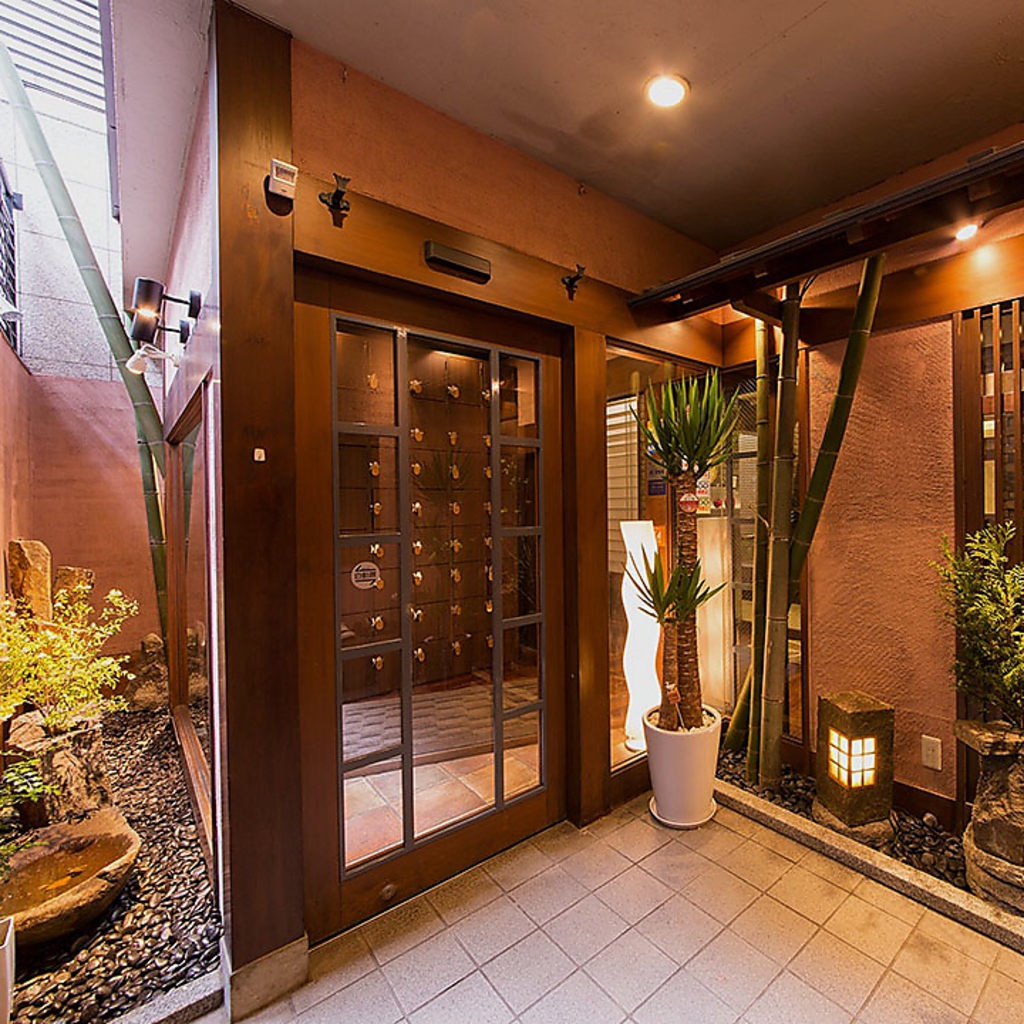 箱庭を通って、靴を脱いでどうぞ。優しい床材を使っておりますのでゆったりおくつろぎ下さい。