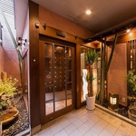 箱庭を通って、靴を脱いでどうぞ。優しい床材を使っておりますのでゆったりおくつろぎ下さい。