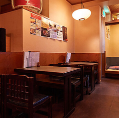 【2階 テーブル席】京急蒲田駅、JR蒲田駅東口より徒歩5分ほどの場所にございます。駅から近いので待ち合わせにも便利です。お仕事帰りの飲み会や、カジュアルな接待・会食、女子会、ディナーデート等幅広いシーンでご利用くださいませ。こだわりの料理とお酒でごゆっくりお過ごしいただけます。