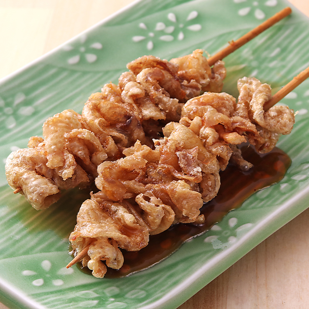 まじめや推しのおすすめメニューの「やみつき鶏皮串」は＜塩orタレ＞からお選びいただけます☆