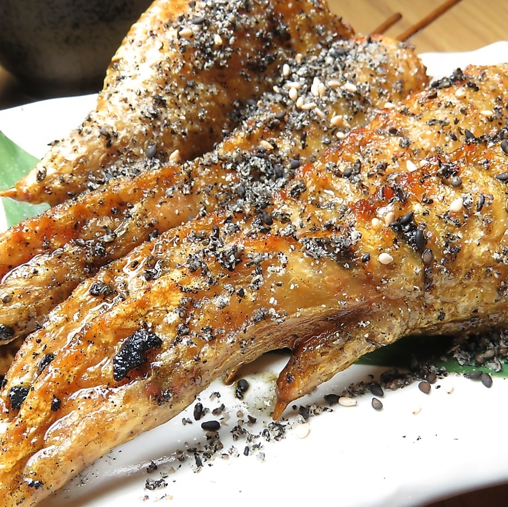 食用竹炭をブレンドして熟成された甘ダレが絡なだくろ手羽は、何本も食べれちゃうくらいの美味しさ♪