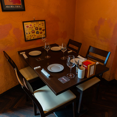 店内奥のテーブル席。お席のレイアウトもご要望受付いたします。女子会や各種ご宴会に是非☆