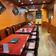 【2階】ビジネスからプライベートまで幅広いシーンにご対応可能、2名様から大人数様まで、人数に合わせてテーブル席にご案内させていただきます♪最大28名様まで予約可能です。