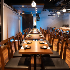 周りを気にしないプライベート空間でいつもと違った宴会を…心置きなくゆったり寛げる空間で贅沢な旬の食材を使用した逸品を豊富に使用したコース料理をご堪能ください。宴会個室を各種ご用意しているので幅広いシーンのご利用いただけます!お席のご相談や下見のご希望などお気軽にご相談下さいませ!