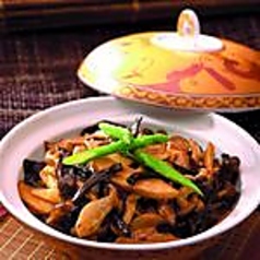 キノコの炒め土鍋仕立て（鮑ソース/辛子炒め）
