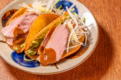 鴨と甜麺醤の北京ダック風タコス