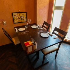 店内奥のテーブル席。お席のレイアウトもご要望受付いたします。女子会や各種ご宴会に是非☆