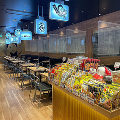 ワンフロアの広々とした店内でゆったりとお過ごしいただけるテーブル席です。しっかりと仕切りで区切られているため、周囲を気にせずお食事や会話を存分にお楽しみいただけます。消毒液の設置や定時消毒の徹底、十分な間隔を開けたお席へのご案内など感染症対策を万全にして皆様をお待ちしております◎