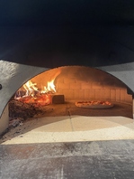 薪釜で焼き上げる本格ピザ
