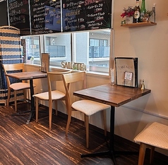 【2名掛けのテーブル席】木の温もりを感じるテーブル席は、柔らかな灯りに包まれて心地よいひとときを演出。友達とのおしゃべりも、ちょっと特別なデートも、どちらにもピッタリ。笑い声が響くカジュアルな時間にも、大切な話を交わす静かな時間にも寄り添う、使い勝手抜群の席です。