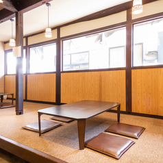 最大6名様までご利用可能で、足を伸ばして心ゆくまでくつろげるのが最大の魅力です。畳の温もりを感じながら、まるで自宅にいるかのようなリラックスした雰囲気でお過ごしいただけます。ご友人や同僚との和やかなランチ、あるいはご家族皆様での特別な食事など、様々なシーンに対応可能です★ぜひお気軽にご来店ください。