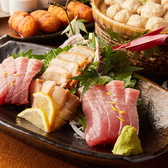 市場直送の鮮魚や厳選肉を使用した鮮度抜群の料理を多数ご用意。刺身や焼き鳥、一品料理まで素材本来の旨みを引き出す調理法で仕上げています。旬の食材も積極的に取り入れ、季節感あふれる逸品を提供。お酒との相性も考えた味付けで、何度訪れても楽しめるラインナップが自慢です。