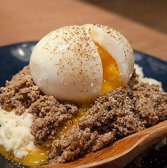 とろっと半熟卵と肉味噌のポテトサラダ