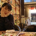 入口に4人用テーブルが一つあります。俳優やアイドルが撮影収録する時はここです。☆結婚式二次会やパーティー、貸切・記念日・ランチ・女子会に大人気、オススメです。天神・大名・福岡でビール ご飯 焼き鳥 焼鳥 焼肉 もつ鍋 居酒屋 チーズタッカルビ おすすめ 飲み放題　個室　カフェ　誕生日　肉　インスタ映え