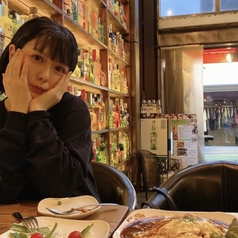 入口に4人用テーブルが一つあります。俳優やアイドルが撮影収録する時はここです。☆結婚式二次会やパーティー、貸切・記念日・ランチ・女子会に大人気、オススメです。天神・大名・福岡でビール ご飯 焼き鳥 焼鳥 焼肉 もつ鍋 居酒屋 チーズタッカルビ おすすめ 飲み放題 個室 カフェ 誕生日 肉 インスタ映え