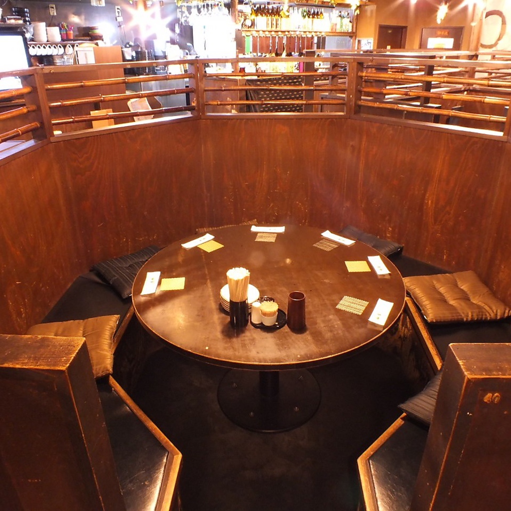 円卓の個室感たっぷり席が大人気♪