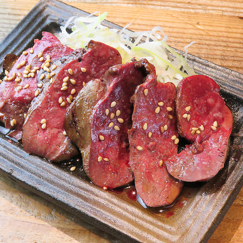 新鮮な佐賀県みつせ鶏を使用したレバテキ。絶対食べてほしい自慢の逸品です。