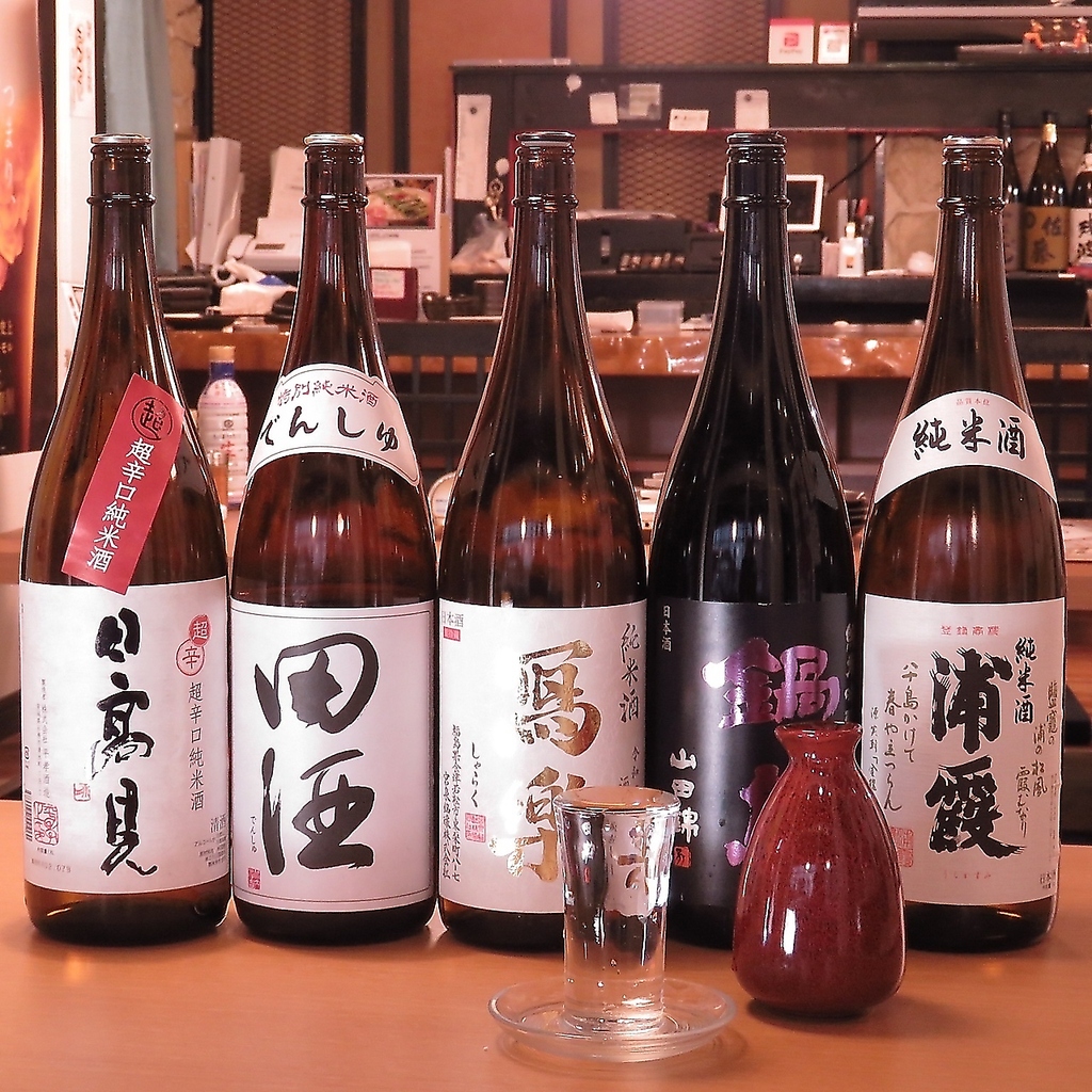 お酒も食材も季節の旬にこだわって仕入れています。日本酒や焼酎などスタッフにオススメを聞くのも◎