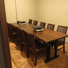 【6～8名様掛けテーブル×2】当店では、6～8名様掛けの個室を2部屋ご用意しております！完全プライベートな空間で、中規模の宴会に最適なお席です。ゆったりくつろぎながらお楽しみくださいませ。