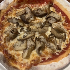 きのこと鶏肉のトマトピッツァ