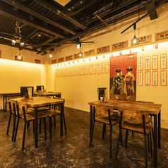 ご家族やご友人とのお食事に便利なテーブル席は汎用性が高く、さまざまなシーンでご利用いただけます。温かみを感じる落ち着いた空間の中、ゆったり流れるひとときをお過ごしください。