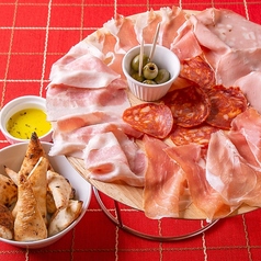 名物!生ハムとサラミの盛り合わせと 焼きたてフォカッチャ