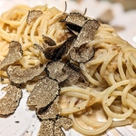 香り豊かな黒トリュフを使用した自家製ソースの本格イタリアンやイタリア食材をお楽しみ下さい。