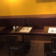 入口直進 奥 &nbsp;右お席の連結可能でので、大人数でもご利用いただけます。