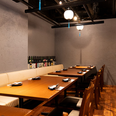 全席個室案内!落ち着いた内装の店内は少人数から団体様までご接待や外せないご宴会にも◎こだわりのお食事と厳選銘酒をご用意しておりますので、テーブルを囲み会話が弾むこと間違いなしです。ゆったり流れる店内に足を伸ばせる個室が人気。神田での宴会、女子会、飲み会に好評頂いております!