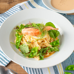 神戸元気サーモンと夏野菜、フレッシュハーブのサラダ仕立て 淡路麺業の生麺 タリアテッレで