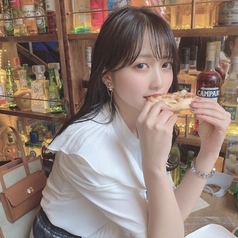 一階に4人用テーブルが11席あります。　　　☆結婚式二次会やパーティー、貸切・記念日・ランチ・女子会に大人気、オススメです。天神・大名・福岡でビール ご飯 焼き鳥 焼鳥 焼肉 もつ鍋 居酒屋 チーズタッカルビ おすすめ 飲み放題　個室　カフェ　誕生日　肉　インスタ映え