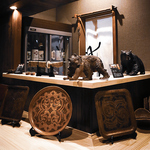 アイヌ工芸品ギャラリー併設のカウンター個室