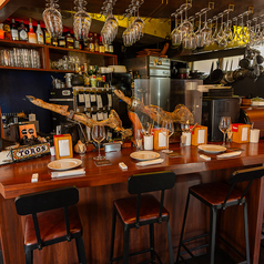 ワイングラスが並ぶお洒落なカウンター席☆一人での訪問も気心知れた友人とのお食事にも最適◎