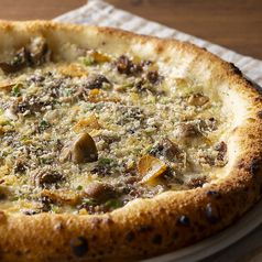 ■トリュフ香る　和牛とローストマッシュルームのピザ