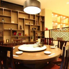 勝ちゃんの円卓テーブル席は、仲間や家族で囲む食事に最適。名物の焼き餃子や塩焼きそば、飯類など中華料理の大皿をシェアしながら、ワイワイ賑やかに楽しめます。