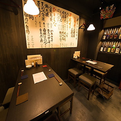 広めのテーブル席は席の間隔もゆったり空いていますので、広々お使いいただけます。