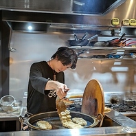 【特大鉄なべ】で豪快に焼き上げる究極の餃子