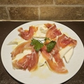 料理メニュー写真&nbsp;生ハム舞う　モッツァレラチーズ