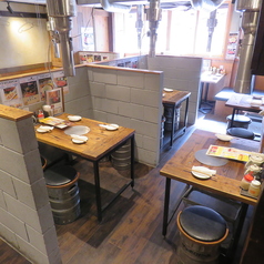 1階テーブル席(4人席)気軽に入れるアットホームな空間。テーブル同士の間隔は広め。仕事終わりの一杯にも最適(※1階は喫煙可能)