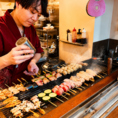 本格炭火焼き鳥を楽しめる居酒屋。熟練の職人が備長炭で1本1本丁寧に焼き上げる串焼きは絶品です。店内には落ち着いた個室や、お一人様も歓迎のカウンター席を完備。少人数から宴会まで幅広く対応可能です。自慢の料理と相性抜群の飲み放題プランも充実。お仕事帰りや観光の際にぜひ。