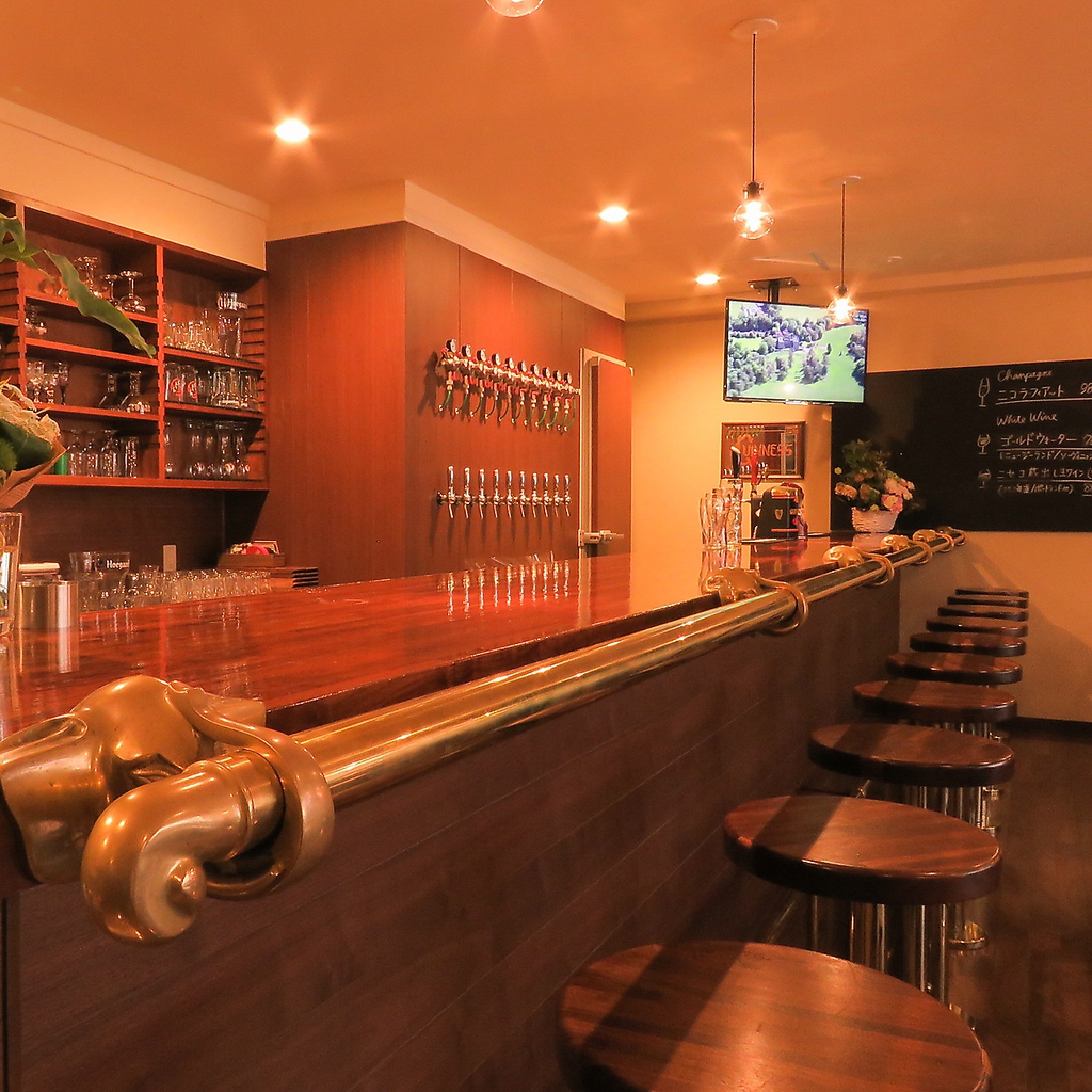 毎日17:00～19:00はハッピーアワー♪料理メニューも充実しているので、仕事帰りのサクのみにも！