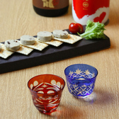 〈全国各地の日本酒〉当店は地元関西の地酒はもちろん、北海道から沖縄まで全国の蔵元から常時100種類以上の日本酒を厳選。通も唸る“実力派の酒”を揃えております。各ご宴会コースのお料理に合う日本酒を飲み放題にもラインナップしておりますので、ぜひ存分に日本酒をお愉しみください。