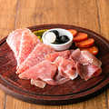 料理メニュー写真&nbsp;生ハムサラミチョリソーの盛り合わせ