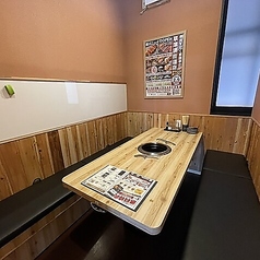 4名様のグループでも窮屈感なく、みんなの顔が見渡せる広々としたテーブル席です。サークルの集まり、会社の同僚との飲み会、女子会など、ワイワイと賑やかにお肉を焼きたいシーンにぴったり☆