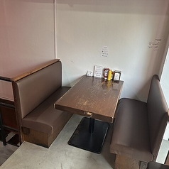 ゆったりとお寛ぎいただける4名様用のソファー席をご用意しております。ご家族やご友人とのお食事に最適です◎