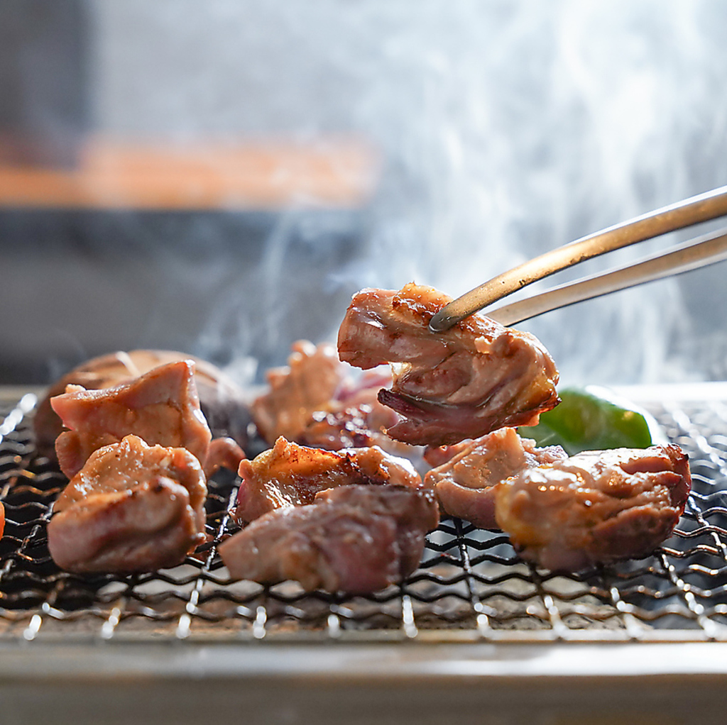 宮崎赤鶏の炭火焼きは、秘伝のタレで仕上げた絶品！香ばしい香りが食欲をそそる…！