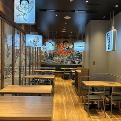 開放感あふれる広々とした店内に配置された快適なテーブル席です。仕切りが設置されているため、プライベートな感覚でゆったりとお過ごしいただけます。消毒液の設置や定期的な消毒作業、適切な座席間隔の確保など、細部まで衛生管理を徹底しておりますので安心して美味しいお料理をご堪能ください。
