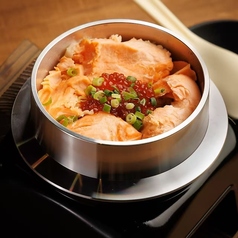 蟹といくらの贅沢釜飯